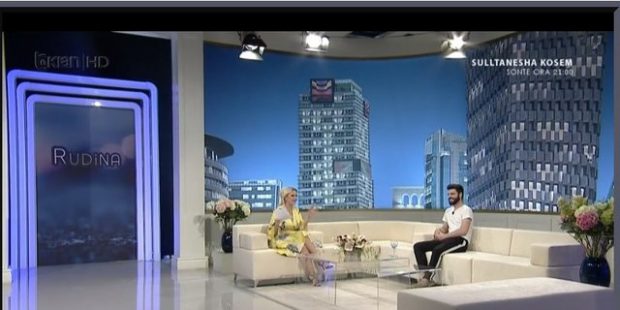 Lëvizje të reja në televizone! Moderatori shqiptar flet për emisionin e ri që do të nisi…