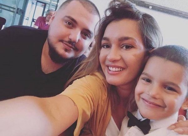 Reperi shqiptar publikon FOTON e ëmbël me bashkëshorten dhe djalin: Jam njeri me fat