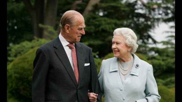 Tronditet familja mbretërore! Publikohet libri për jetën seksuale të mbretëreshës dhe burrit të saj