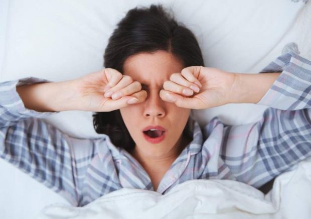 Pak orë gjumë është po aq e rrezikshme sa shumë orë gjumë: Mos e bëni këtë gafë