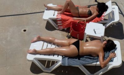 Femrat në fshat votojnë për të dalë topless në pishinat publike duke shkaktuar….
