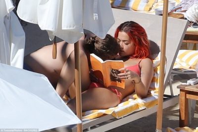 Rita Ora në pushime me të dashurin, bëjnë edhe gjeste provokuese në plazh (FOTO)