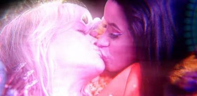 Menduat se ishte shaka?! Rita Ora provokon sërish, publikohet VIDEO duke u puthur në buzë me Cardi B