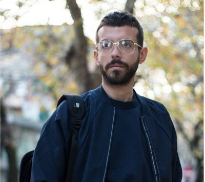 Shpërthen Niko Komani ndaj blogger-es së famshme: “ Këpucët e saj nuk vlejnë asnjë grosh dhe mbajnë erë të keqe”