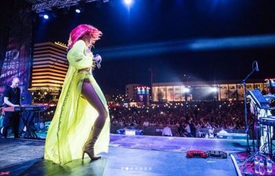 Mijëra vetë në koncertin e Rita Orës, por kush ishte spektatorja e veçantë që e humbët dje? (FOTO)