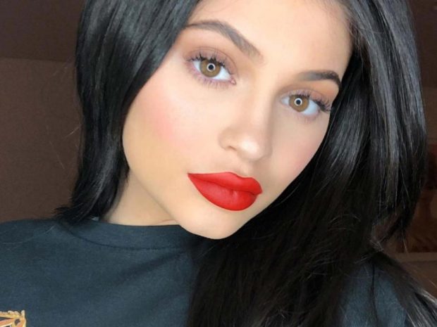 NUK ZGJATI SHUMË/  Kylie Jenner rikthen sërish buzët e bëra… (FOTO)