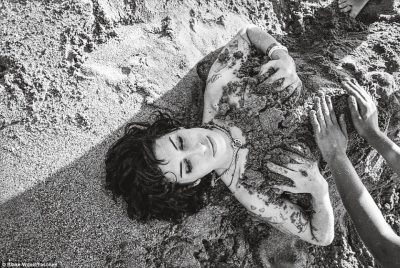 7 vjet pas vdekjes publikohen foto të reja të Amy Winehouse, shfaqet e lumtur