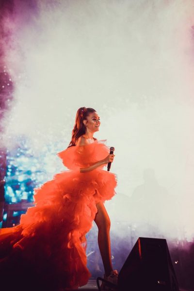 Elvana Gjata një Divë e vërtet, elektrizon Prishtinën me koncertin madhështor