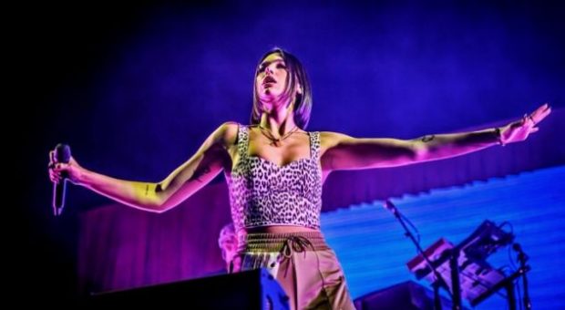 ARRIN NJË TJETËR SUKSES/ DUA LIPA është këngëtarja e parë ndërkombëtare që këndon në Tomorrowland (VIDEO)