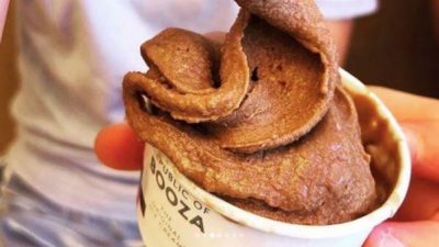 Shpiket akullorja që mund të përtypet dhe quhet Booza