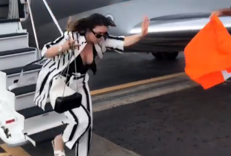 POSTOHET VIDEO NË INSTAGRAM/Elvana Gjata pengohet duke zbritur nga avioni privat (VIDEO)