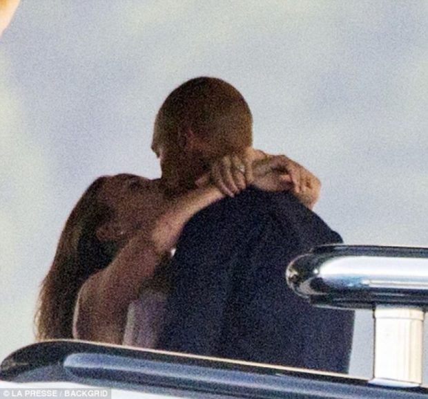 “KRIMINELI SEKSI” dhe e dashura e tij/ Shkëmbejn puthje pasionate në Capri (FOTO)