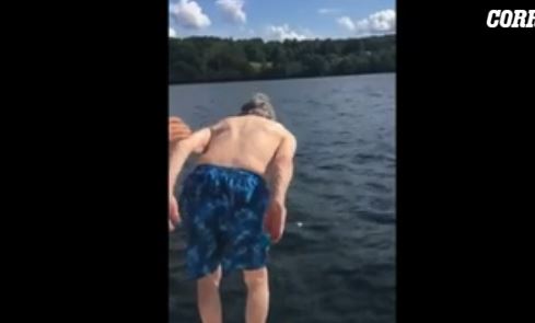 Vitet nuk kanë rëndësi/ Feston 102-vjetorin me një super zhytje në liqen (VIDEO)