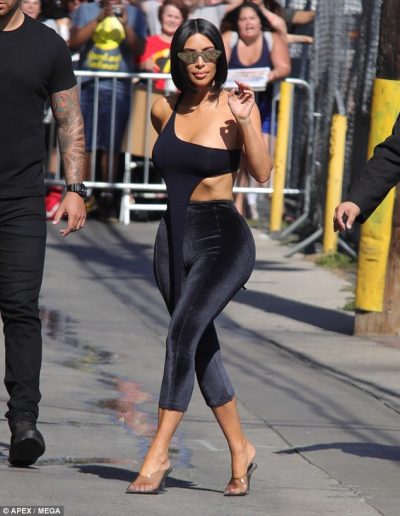 Kim Kardashian ÇMEND kalimtarët me STILIN E RI! Ajo shfaqet shumë seksi me streçet që… (FOTO)