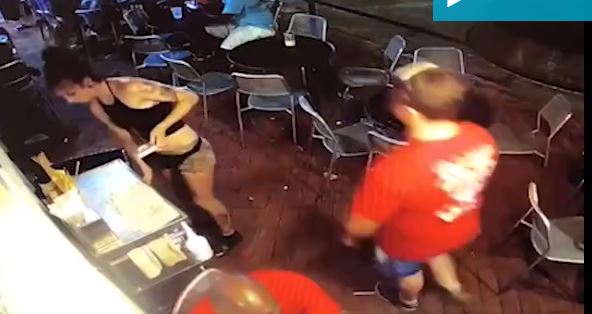 Burri e KAP nga të PASMET, kamarierja e përplas në mur dhe e bën të… (VIDEO)