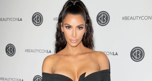 Fansat kapin “MAT” Kim Kardashian: “I nxjerrin zbuluar fotot me photoshop”… (FOTO)