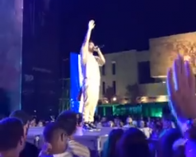 Ledri Vula “çmend” njerëzit në “Sheshin Skënderbej”! Shikoni performancën e reperit (VIDEO)
