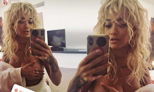 Më e nxehtë se kurrë/ Rita Ora pozon topless brenda dhomës së hotelit (FOTO)