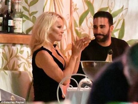 Pamela Anderson “godet në shenjë”, në pritje të dasmës me futbollistin francez (FOTO)