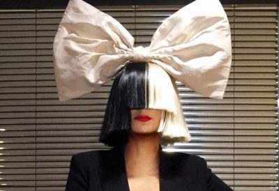 SI RRALLËHERË/ Sia bën dalje në publik pa paruken që i mbulon fytyrën