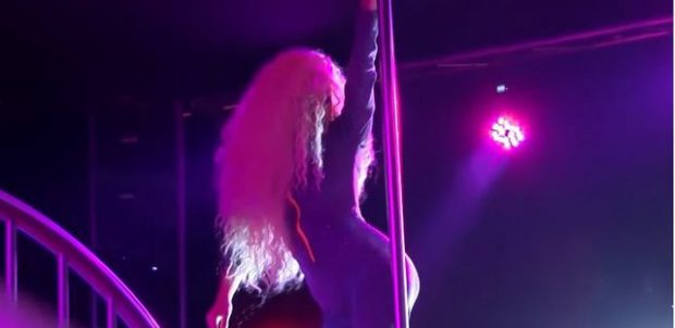 Këngëtarja shqiptare filmohet duke kërcyer tek tubi në një strip club (FOTO+VIDEO)