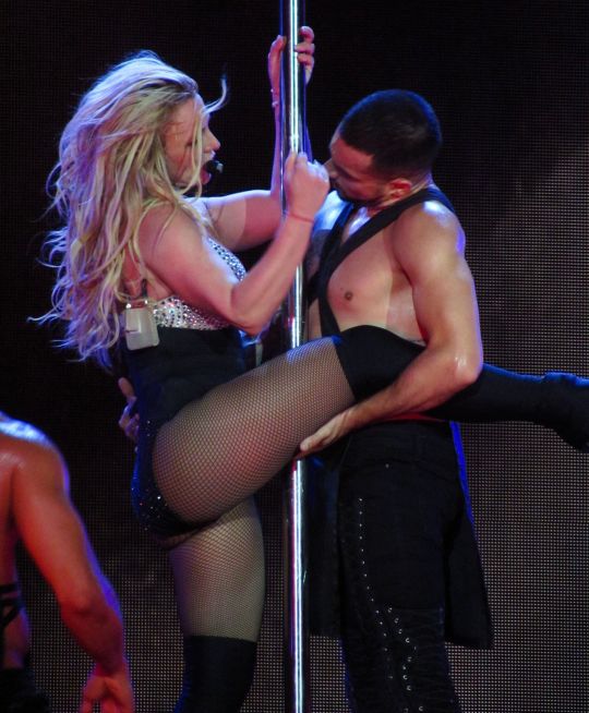Britney Spears “ndez” Londrën/  Performanca e fundit manhit fansat (FOTO)