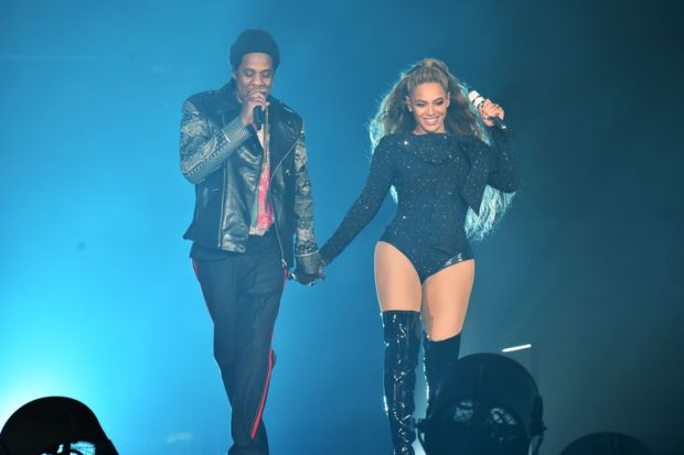 E PAZAKONTË/ Fansi i çmendur i Beyonce dhe Jay Z u ngjit në skenën e koncertit, veprimi i balerinëve do tiu habitë…