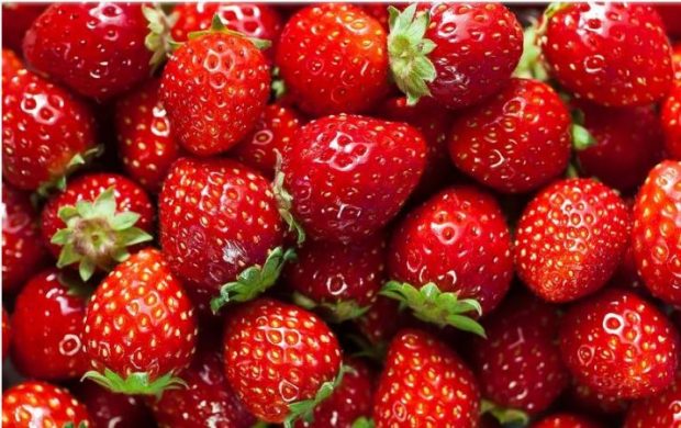 NË VEND TË PARË LULESHTRYDHET/ Ja lista e frutave dhe perimeve me më shumë pesticide… (FOTO)