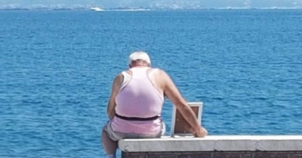 I VDIQ GRUAJA 7 VITE MË PARË/ Pensionisti merr foton e saj çdo ditë në plazh