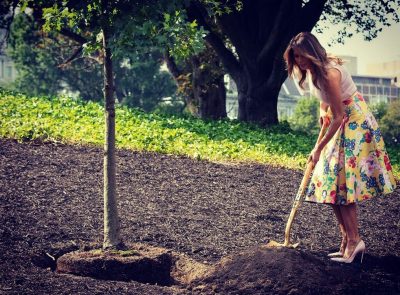 Melania Trump me veshje 4000 dollarë dhe me taka duke mbjellë pemë