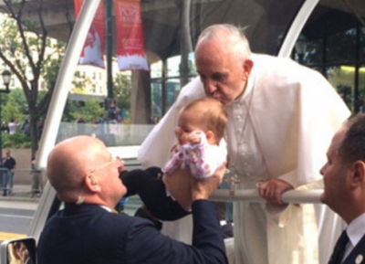 FOTOJA QË “LËKUNDI” INTERNETIN/ Historia e vajzës që u puth nga Papa dhe u shërua nga tumori