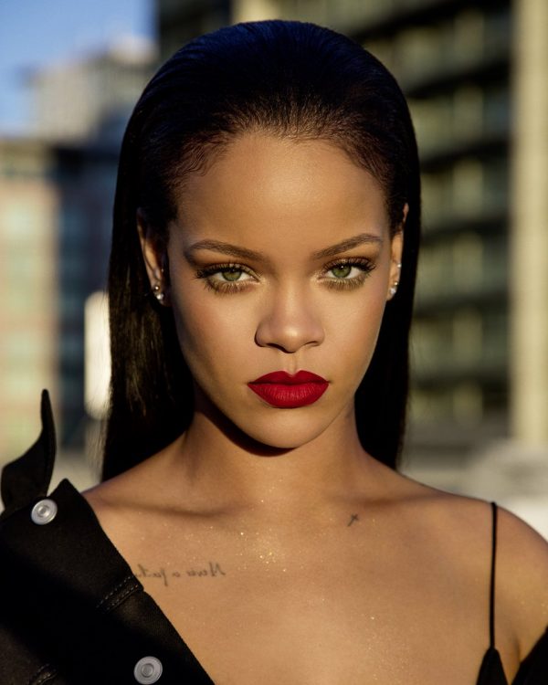 U munduat për t’i trashur vetullat/ Rihanna sapo solli trendin e ri (FOTO)