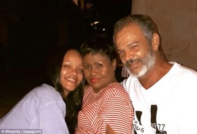 Rihanna tregon bukurinë natyrale, pozon pa make-up me prindërit