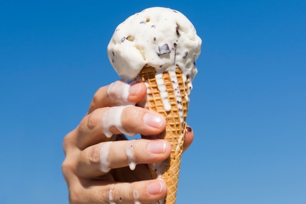 “HAPNI SYTË”/ Ja pse akullorja e ngrirë pasi ka shkrirë ju helmon keq