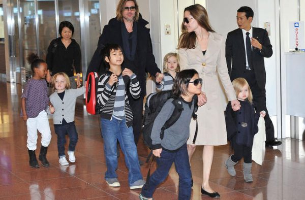 RREZIKON TË HUMBASË KUJDESTARINË E FËMIJËVE/ Angelina Jolie nxjerr Brad si të papërgjegjshëm