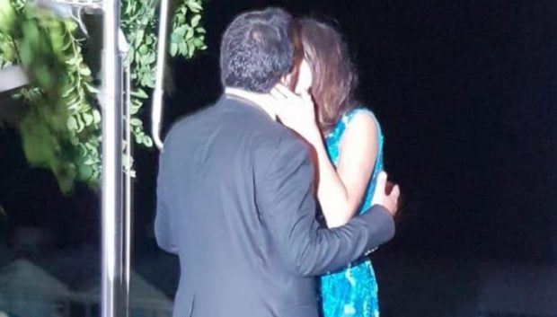 ME TË DASHUR MË TË RE SE VETJA/ FOTO: Kush është MINISTRI që shkëmbeu puthje në rrugë me partneren
