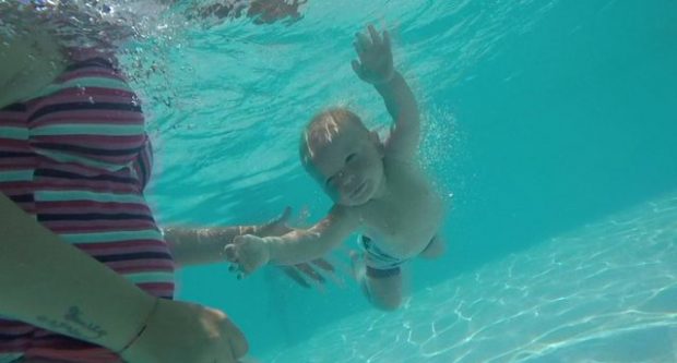 Super bebja e Dhërmiut: Tetë muajsh, zhytet dhe noton si profesionist!