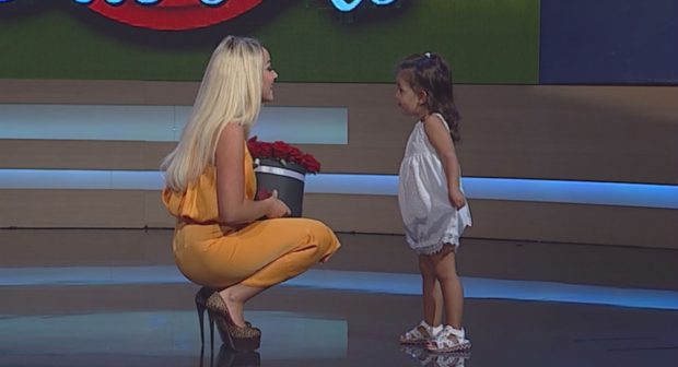FESTON 29-VJETORIN E DITËLINDJES/ VIDEO: Prezantuesja merr dhuratën nga vajza e saj e vogël. Mallëngjehet kur…