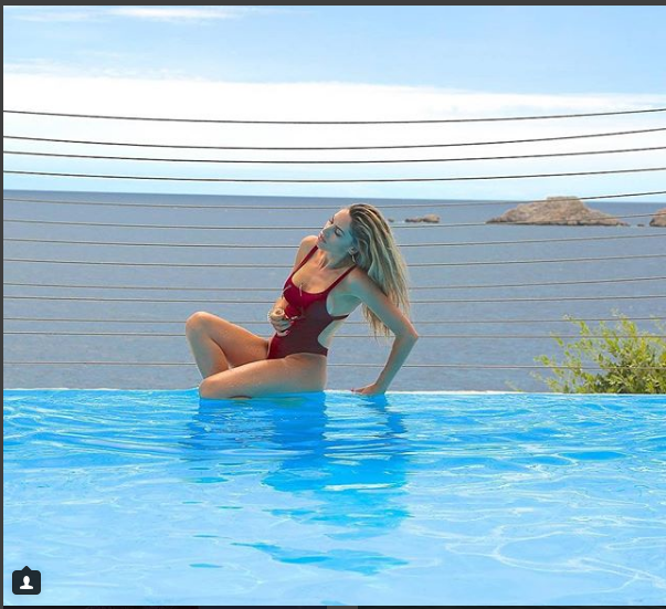 EKSPOZON TË PASMET/ Ledina Çelo publikon foto të “nxehta” në pishinë (FOTO)