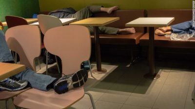 NDODH NË HONG KONG/ Shumë njerëz flenë në restorantet e McDonalds: Këta kanë ku të flenë por…