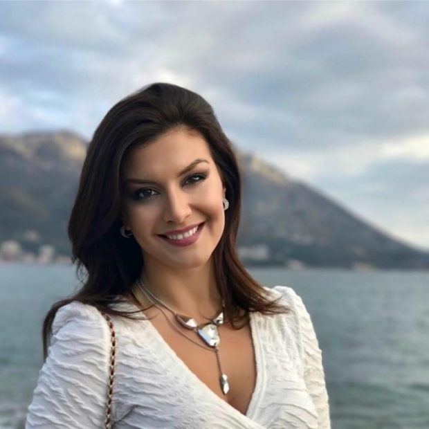 PESË MUAJ PAS LINDJES/ Floriana Garo pozon me bikini dhe tregon linjat seksi (FOTO)