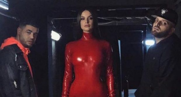 PAS ORIOLA MARASHIT/  Noizy merr në grupin “OTR” modelen seksi shqiptare