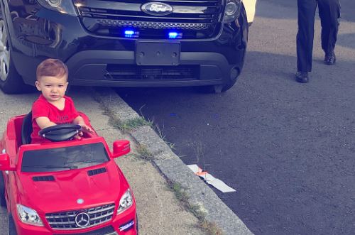E kupton që po i jep makinës në trotuar? Policia ndalon 1-vjeçarin (FOTO)