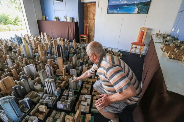 E RRALLË NË GJERMANI/ Punon 65 vite për të ndërtuar një qytet prej kartoni (FOTO)