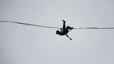 PAMJE DRAMATIKE/ Akrobati sfidon erën e fortë në lartësinë 40 metra