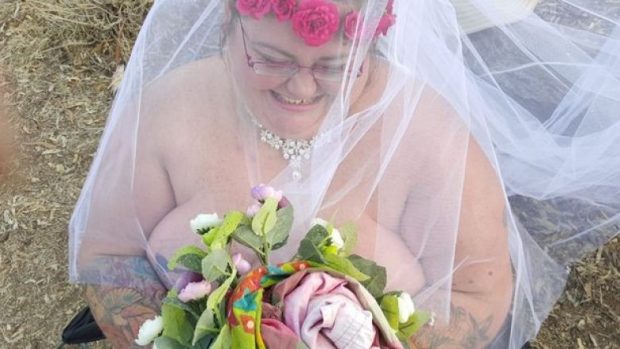 Nusja 165 kilogramë martohet nudo, arsyeja do t’ju habisë (FOTOT)