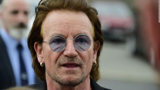 TRAGJIKE/ Bono i grupit U2 humb plotësisht zërin gjatë koncertit në Berlin