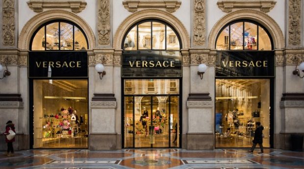 Merr fund një epokë/ “Versace” ka dalë në shitje dhe ja kush është blerësi i famshëm