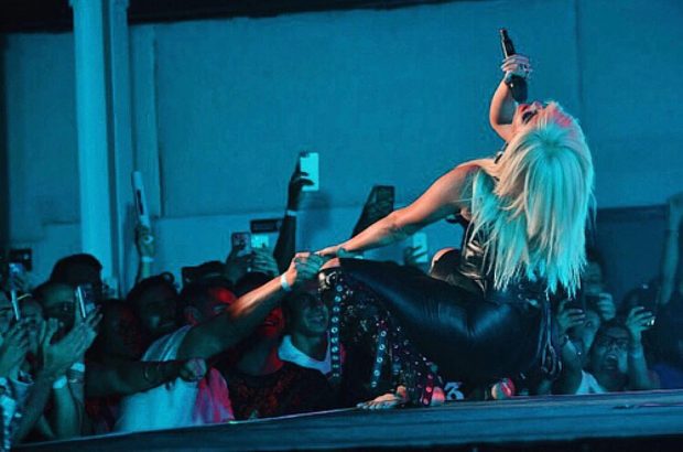 “Vagina ime po djersin!”/ Këngëtarja shqiptare habit publikun në mes të koncertit