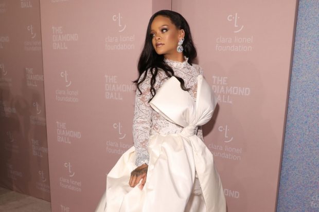 MBRËMJA GALA E “DIAMOND BALL”/ Rihanna shkëlqen me të bardha por vëmendjen e merr dikush tjetër (FOTO)